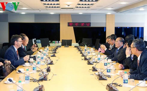 ประธานรัฐสภา เหงียนซิงหุ่งพบปะกับนาย Jim Yong Kim ประธานธนาคารโลก